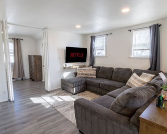 Fully Furnished Private Apartment + 1 Bed/1 Bath + Amenities included - Wilmington - Sala de estar