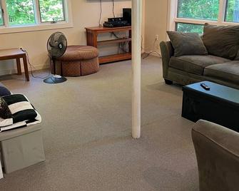 Home in the woods - Big, Acreage, Nature Oasis, King Bed, Giant Windows - Monson - Living room