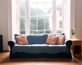 Westbourne Place Townhouse - By Clifton Short Lets - 布里斯托爾 - 客廳