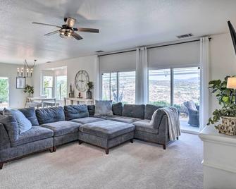 Beautiful Hemet Home: Large Patio & Mtn Views! - Hemet - Living room