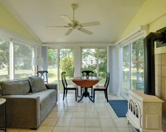 Family-Friendly Cottage, Walk to the Beach! - Kennedyville - Living room