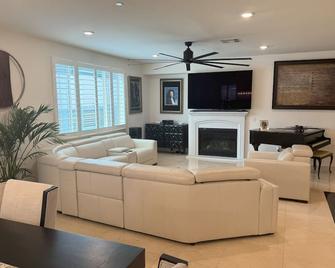 Elegant Retreat with Private Luxurious Gen Suite - Menifee - Living room