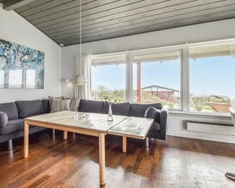 Stunning home in Faaborg with sauna - Faaborg - Living room