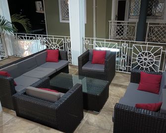 HIMMA'S Superior Luxury Apartments with stunning Sea and mountain views - Freetown - Balcony