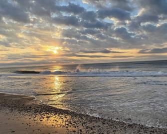 OCEANFRONT ! Family fun steps from the beach! pet friendly, linens included! - Sneads Ferry