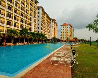 Suria Service Apartment Hotel - Bagan Serai - Pool