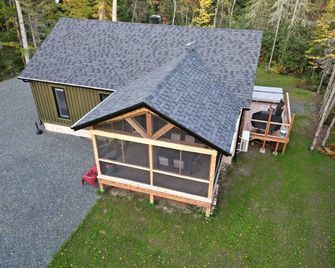 Poplar Retreat - with hot tub - Petit Rocher - Building