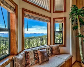 Heavenly Tahoe Luxury Condo- Panoramic lake views, skiing and nightlife. - Kingsbury - Living room