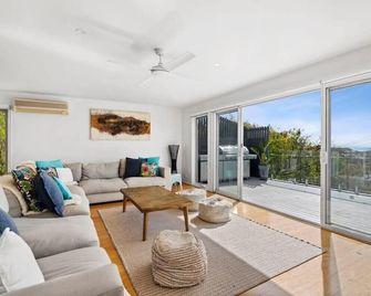 Panoramic Ocean Views in the Heart of Torquay - Torquay - Living room