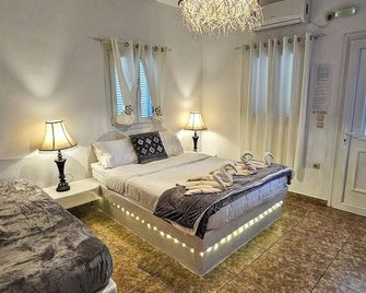 Room in Studio - Pleasure Studios1 Person 3 - Perissa - Habitación