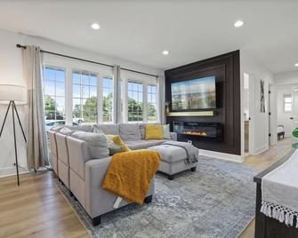 Suburban 4bed2bath Oasis- freshly updated - Morton Grove - Living room