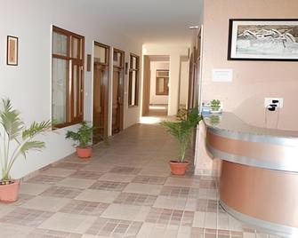 Hotel Shingar Regency - 昌迪加爾 - 櫃檯