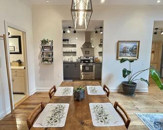 R and R Guest House - Moberly