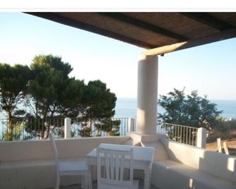 Salinarelais Rooms&suite - Malfa - Balcón