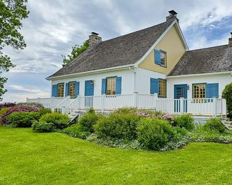 Charming 1775 Ancestral Home, Pool House, Spa and Modern Comfort - Beloeil - Building