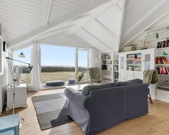 2 Bedroom Nice Home In Odder - Odder - Olohuone