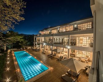 Latitude 0 Degrees - Kampala - Uima-allas