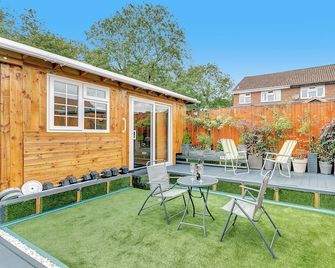 Aspen Close 4 Bedroom Retreat with add-on Spa, Sauna and Gym access - Buckingham - Patio