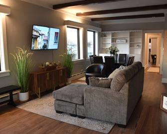 Newly Renovated family-sized apartment downtown, lots of light! - Storm Lake - Huiskamer