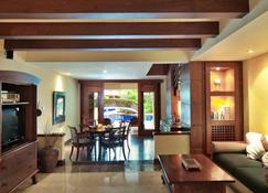 Pool Villa Merumatta Senggigi - Mataram - Sala de estar