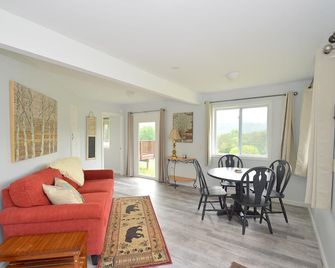 Black Bear Cabin - The Mountain Retreat! - Berkeley Springs - Sala de estar