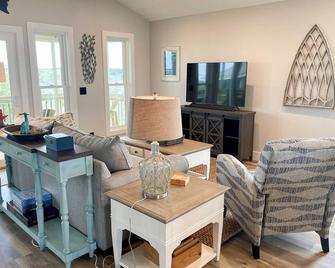 Flippy Flop: New construction on a canal. Marsh views. - Ocracoke - Living room