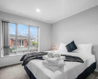 Airport & city at your doorstep! The Central Charm - Auckland - Bedroom
