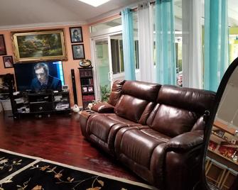 Fully renovated 4 bd with 2 master suits, 3 bth home in centralized location - Keaau - Sala de estar