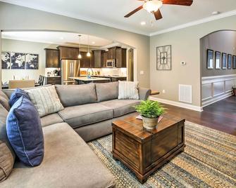 Downtown Townhome Walk to Dine and Shop on Broad St - Southern Pines - Living room