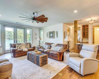 Lakefront Hiawassee Gem Boat Dock with Rooftop Deck - Hiawassee - Living room
