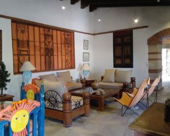 Colonial Mountain Villa In La Palma, Chalatenango (El Salvador). - San Ignacio - Sala de estar