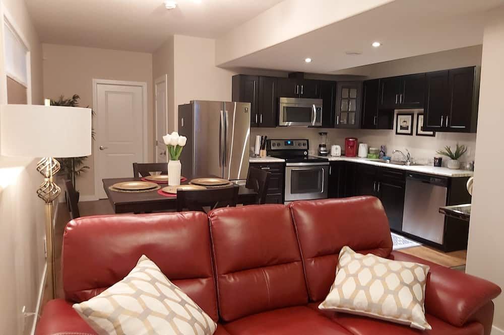Nicely decorated 2 bedroom basement suite in highbrow Evergreen area. - Saskatoon - Kitchen