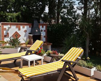 Villa Cunit mainstreet with private pool 500m beach and near Barcelona (train) - Cunit - Patio