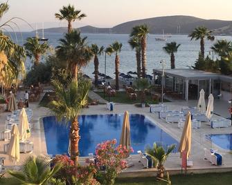 Nagi Beach Hotel - בודרום - בריכה