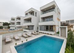 Apartments Mare B with pool - Novalja - Basen