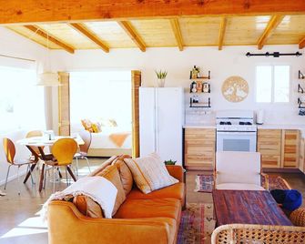 The Sunset Road House (Hot Tub! Hammocks! Fireplace!) - Landers - Living room