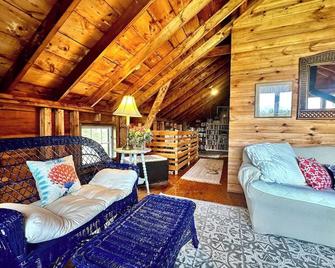 Tapley Farm Charming Barn at Salt Water Farm - Brooksville - Salon
