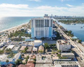 Chic 1 BR w/ Parking Space & Walk to the Beach #6 - Hollywood - Building
