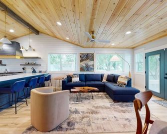 Lake house with pier and grill - Hot Springs - Salon