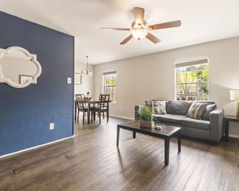 2 Blocks from AT&T Stadium Comfy Beds Inviting - Arlington - Living room