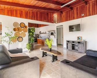 5-bedroom house, Private Pool, minutes to the Beach-WiFi, AC. Walk to restaurant - La Cruz
