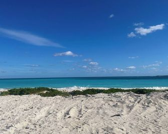 Charming 2-bedroom house with WiFi, AC in lovely Rolleville - Rolleville - Playa