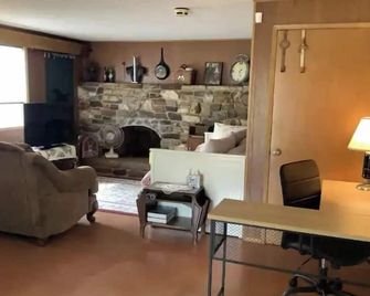 A studio apartment that is close to everything-airb rating 4.8 see reviews - East Wenatchee - Living room