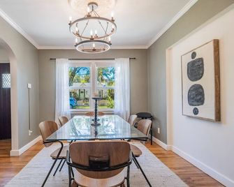 Lux Oasis: Heated Pool, Spa/Hot Tub, and Grill Retreat - Jacksonville - Dining room