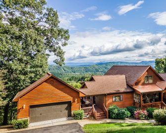 Game Rooms + Views: Spacious Mtn Cabin in Murphy! - Murphy