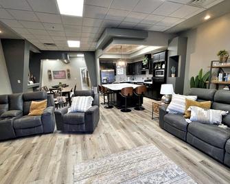 Adorable 7 bedroom place - Mitchell - Salónek