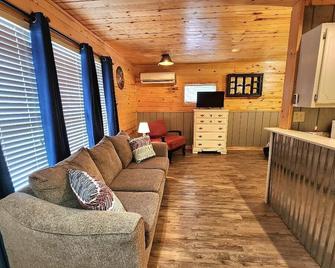 Patriot loft @ Upland Hill Manor! Close to the lake and the large city of Tulsa! - Claremore - Living room