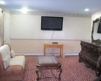 Parsippany Inn and Suites Morris Plains - Morris Plains - Living room
