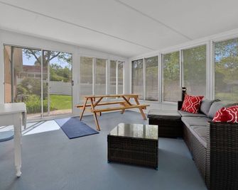 2-bedroom house - Office - 3 seasons room - Garage in North Canton with WiFi, AC - North Canton - Living room