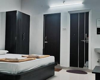 Iroomz Hotel Gananjaya - Hostel - Gokarna - Bedroom